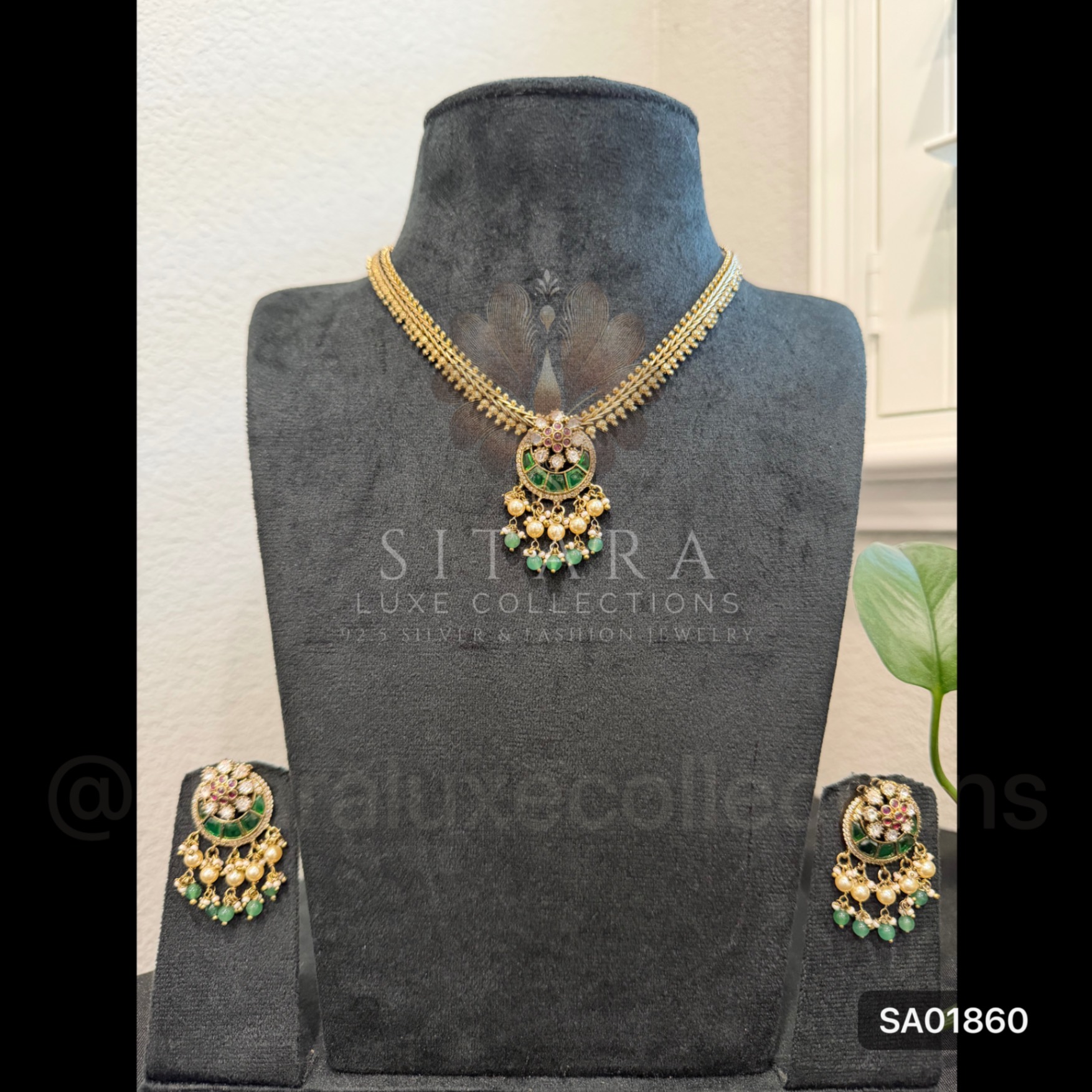 Simple Mehandi Polish Necklace Set